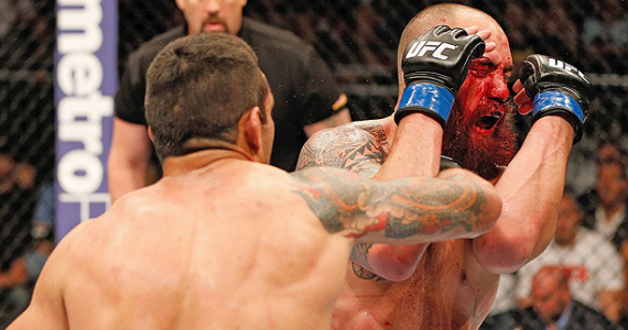 Фабрисио Вердум (на переднем плане) — Трэвис Браун