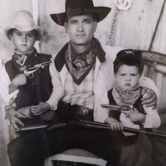 Карлос Кондит с отцом и братом
