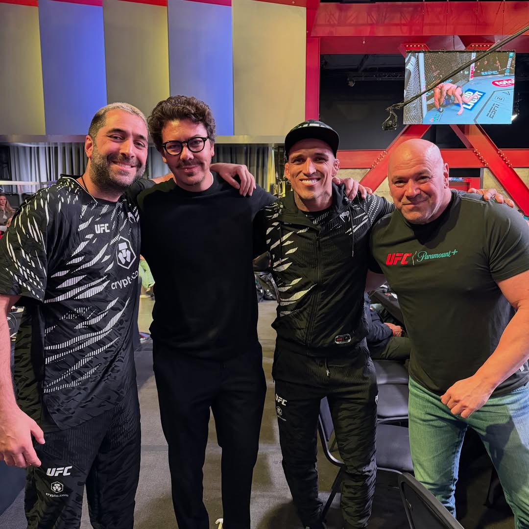 Чарльз Оливейра и его менеджер с руководством UFC Чарльз Оливейра и его менеджер с руководством UFC