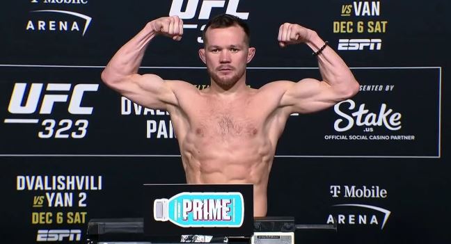 Взвешивание Двалишвили, Яна и других бойцов UFC 323 (ВИДЕО)