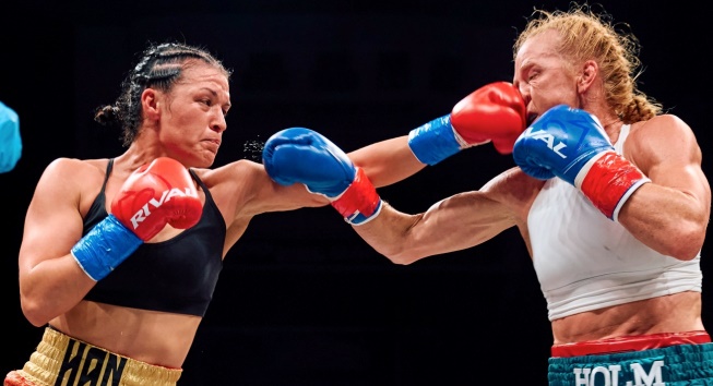 Холли Холм проиграла титульный поединок в боксе
